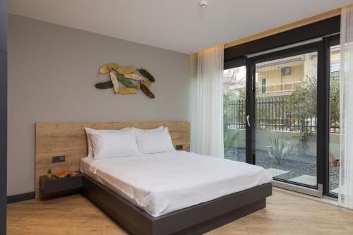 1 dormitorio con cama y ventana grande en Z-Suites, en Antalya