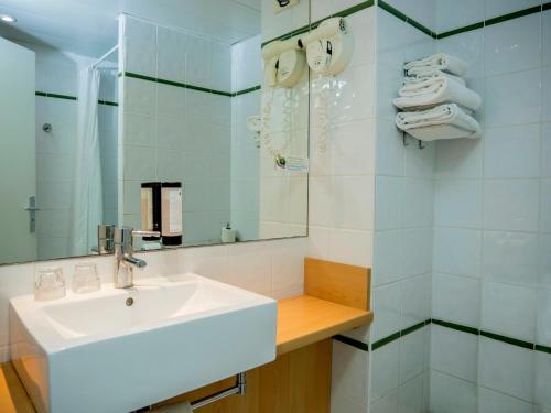 Ein Badezimmer in der Unterkunft Logis Hotel Restaurant Uzès Pont du Gard