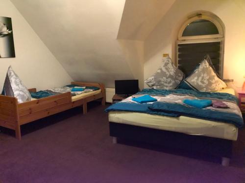 ラウェンブルクにあるKleines Ferienhaus in Lauenburgのベッドルーム1室(ベッド2台、窓付)