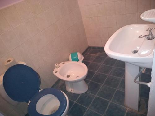 een badkamer met een toilet en een wastafel bij EL WICHIKU RECIDENCIAL - RESTO-BAR Facebook Hospedaje El Wichiku- Iruya in Iruya