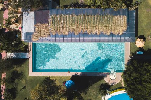 een uitzicht over het zwembad bij Hotel Quinta Moctezuma in Oaxtepec