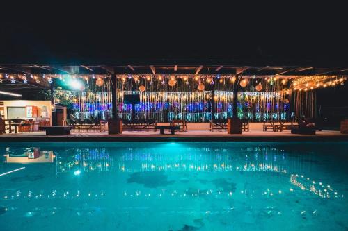 een zwembad met kerstverlichting bij Hotel Quinta Moctezuma in Oaxtepec