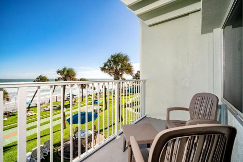 
Een balkon of terras bij Perry's Ocean-Edge Resort
