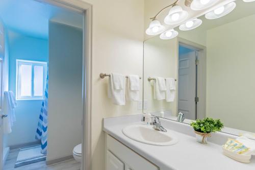 uma casa de banho com um lavatório e um espelho em The Molina Center em Mesa