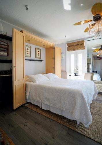 Katil atau katil-katil dalam bilik di Palm Beach Hotel with Juliette Balconies! 2 blocks from beach! Historic Landmark