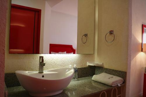 ein Bad mit einem Waschbecken und einem Spiegel in der Unterkunft Zar Culiacan in Culiacán Rosales