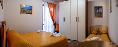 1 Schlafzimmer mit 2 Betten und einem Fenster in der Unterkunft Casa Rosy in San Vincenzo