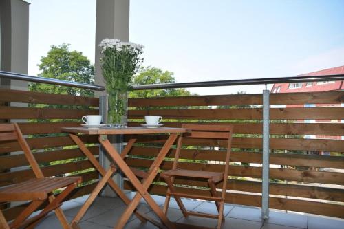 einen Tisch und zwei Stühle auf dem Balkon in der Unterkunft Apartament Black & White Wczasowa in Ustka