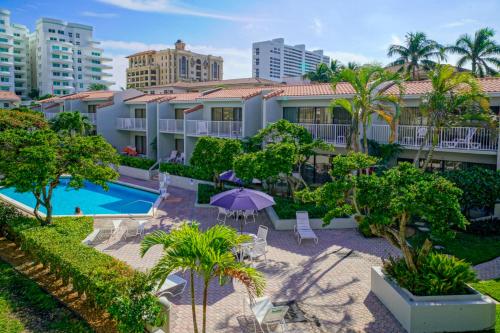 una vista aérea de un complejo con piscina en Ventura at Boca Raton by Capital Vacations, en Boca Raton