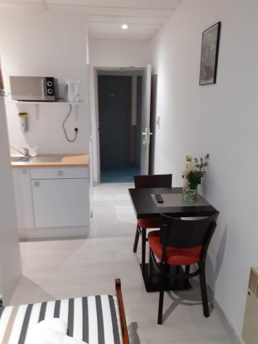Η κουζίνα ή μικρή κουζίνα στο PARIS par trains, AREA, Studios avec salle de bain et kitchenette Privées, OU, chambres avec salles bain et cuisines communes