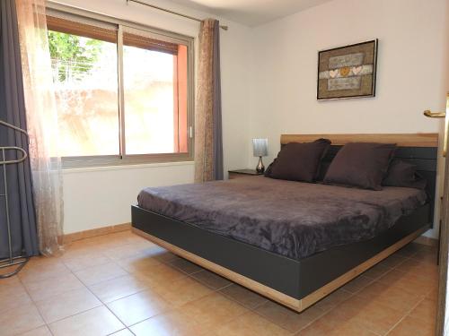 1 dormitorio con 1 cama en una habitación con ventana en RARE - Escale Bicolore - Bas de villa privé proche de Cassis avec PISCINE CHAUFFÉE, en Aubagne