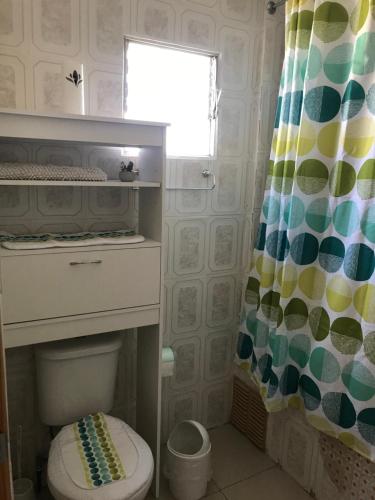 uma casa de banho com um WC e uma cortina de chuveiro em Depto. equipado para 6 personas a 7 min. Bahía Inglesa em Caldera