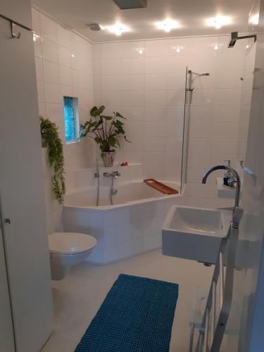 een badkamer met een bad, een wastafel en een toilet bij B&B ByBoukje in Eernewoude