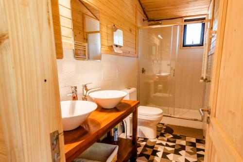 Vivelodge tesisinde bir banyo