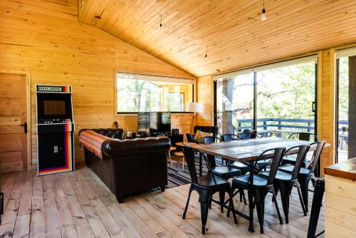 a living room with a table and chairs and a couch at Vivelodge in Las Trancas