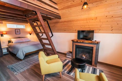 StevensonにあるArtbliss Hotelのベッドと暖炉のある寝室