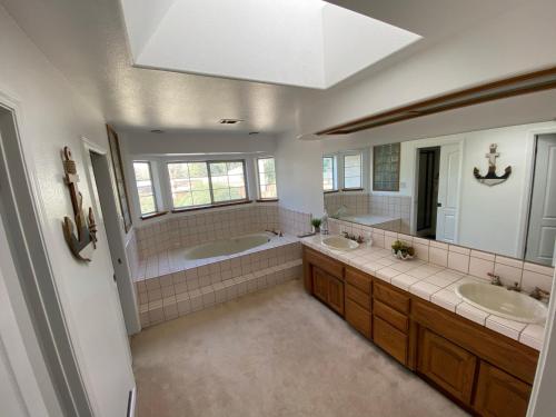 Koupelna v ubytování Kern River Home
