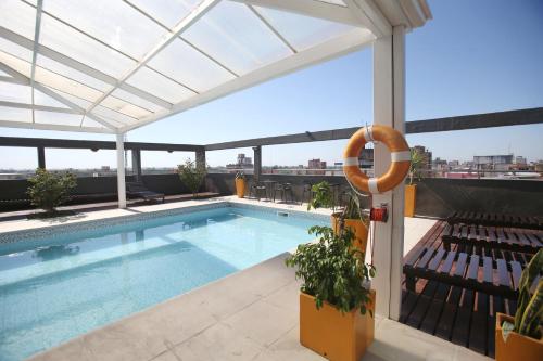 La alberca dentro o cerca de Hotel Bicentenario Suites & Spa