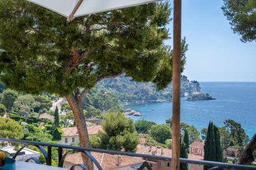 desde un balcón con vistas a la costa de Amalfi en Appartement Mera Cosy apartment with incredible sea view en Èze