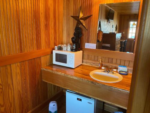 Dapur atau dapur kecil di Whistling Winds Motel