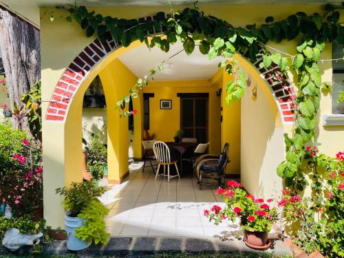 an archway in a house with flowers and plants at Villas JABEL TINAMIT in Panajachel