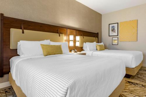 Tempat tidur dalam kamar di Hotel Centro Sonoma Wine Country, Tapestry Collection Hilton