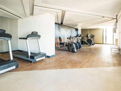 a gym with several treadmills and exercise bikes at Novotel São Paulo Berrini in Sao Paulo