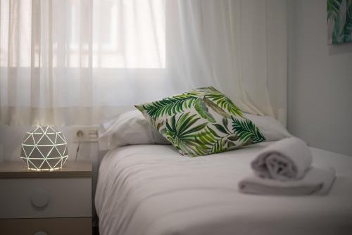 Ένα ή περισσότερα κρεβάτια σε δωμάτιο στο tuGuest Station 2 apartment