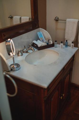 a bathroom counter with a sink and a mirror at Hotel Museo Palacio de San Agustin in San Luis Potosí