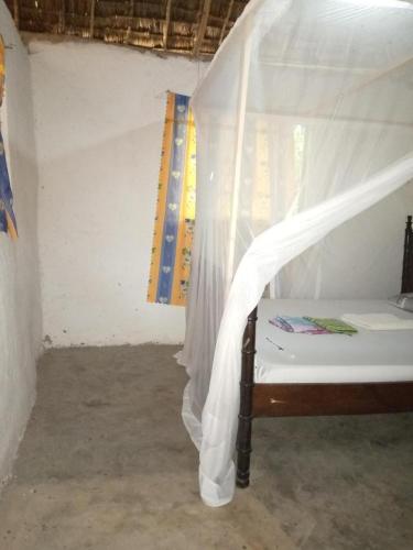 Postel nebo postele na pokoji v ubytování Mida Creek Eco Camp community project,Mida Creek Watamu Kilifi County