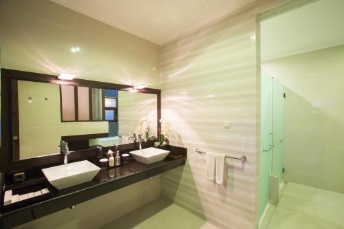 A bathroom at Flamingo Dewata Suite