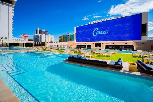 สระว่ายน้ำที่อยู่ใกล้ ๆ หรือใน Circa Resort & Casino - Adults Only