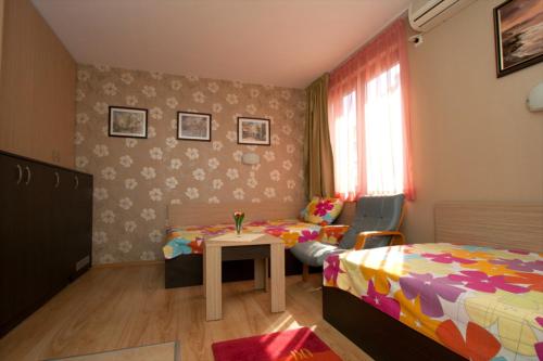 1 dormitorio con 2 camas, mesa y silla en Villa ani Sveti Vlas Bulgarian Black Sea Coast Open may to october, en Sveti Vlas
