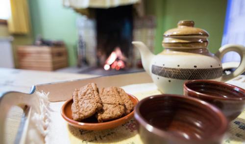 a bowl of cookies and a tea kettle on a counter at Turismo Rural La Ojinegra in Alloza