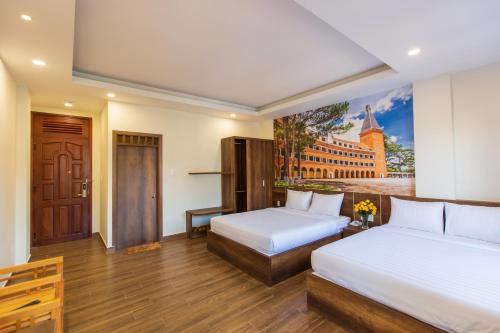 Postel nebo postele na pokoji v ubytování Lien's Hotel Đà Lạt