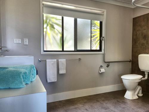 un bagno con wc e finestra di Cabins @ The View a Ocean View