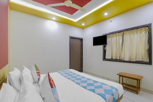 A bed or beds in a room at Vaccinated Staff- OYO Home 76363 Reva Vihar