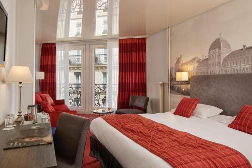 Habitación de hotel con cama, mesa y sillas en Hôtel Harvey, en París