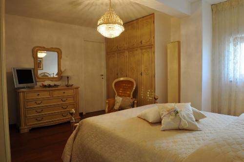 1 dormitorio con cama, tocador y espejo en B&B Il Cielo Sui Sassi, en Matera