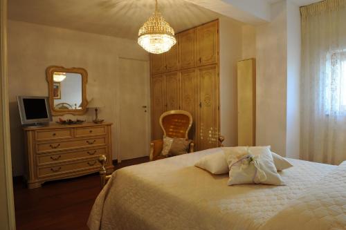 a bedroom with a bed and a dresser and a mirror at B&B Il Cielo Sui Sassi in Matera