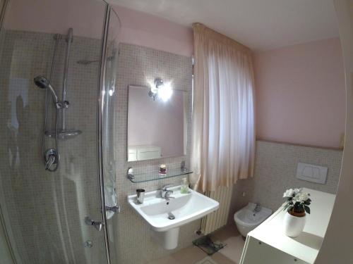 y baño con lavabo, ducha y aseo. en B&B Il Cielo Sui Sassi, en Matera