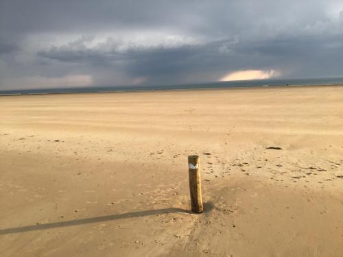 une barre de sable sur une plage dans l'établissement Aux 13 Arches, à Portbail