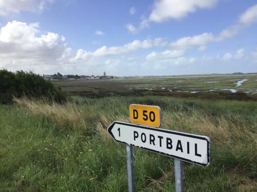 a street sign on the side of a field at Aux 13 Arches-Logis Hôtel Restaurant in Portbail