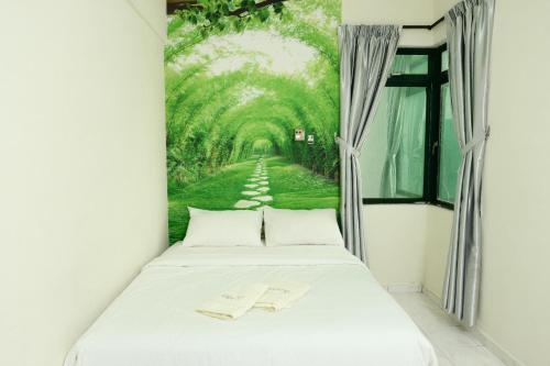 uma cama num quarto com um mural de parede florestal em Kondo Istana Langkawi em Kuah