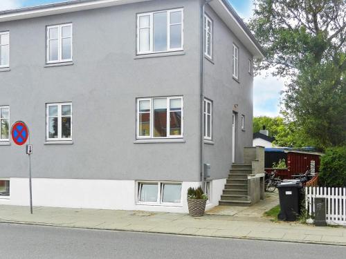 スケーエンにある4 person holiday home in Skagenの白窓のある灰色の家