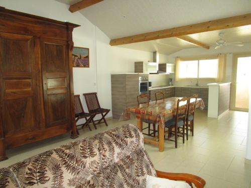 a kitchen and dining room with a table and chairs at Le chêne vert in Vias