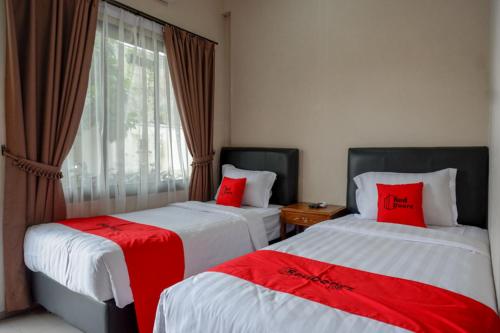 Postel nebo postele na pokoji v ubytování RedDoorz @ Jalan Majapahit Semarang