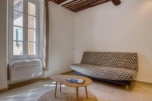 a living room with a couch and a table at Studio Mourvèdre in Bandol