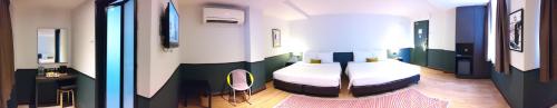 Katel Kuala Lumpur formally known as K Hotel في كوالالمبور: صورتين لغرفة نوم مع سرير في غرفة