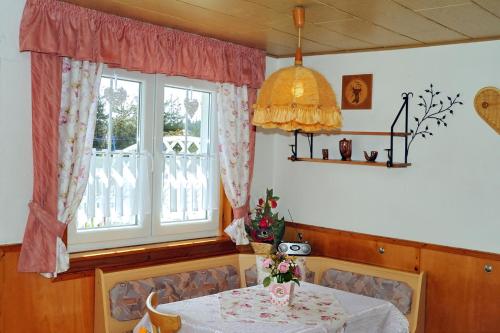 een eetkamer met een tafel en een raam bij Ferienhaus Wurzelbergblick in Masserberg